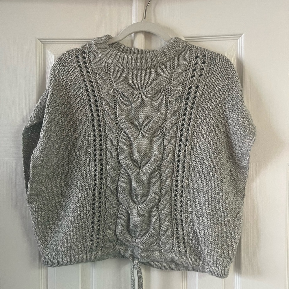 Sleeveless grey knit sweater